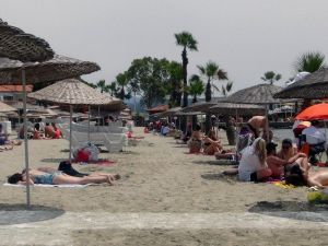 Sakin kentte sosyal mesafeli deniz keyfi