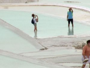 Pamukkale travertenleri yerli turistleri ağırlıyor