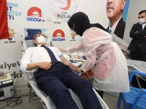 AK Parti’lilerden Kızılay’a kan bağışı