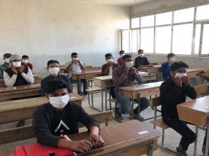 Eğitimlerini tamamlayan Suriyeli Gençler terör baskısından uzak şekilde sınıf bitirme sınavlarına başladı