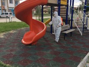 Dumlupınar’da parklar ve oyun grupları dezenfekte edildi