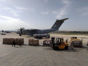 Cumhurbaşkanı Erdoğan’ın talimatlarıyla Sağlık Bakanlığı tarafından hazırlanan ve COVID-19 ile mücadelede kullanılacak tıbbi yardım malzemelerini Afganistan’a ulaştıracak TSK’ya ait uçak Ankara Etimesgut Havaalanı’ndan harek