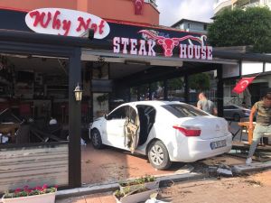 Şarkıcı Lara’ya Alanya’da otomobil çarptı