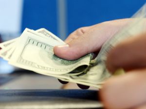 Döviz alım satımında kimlik tespiti zorunlu hale getiren düzenlemede değişikliğe ilişkin tebliğ Resmi Gazete’de