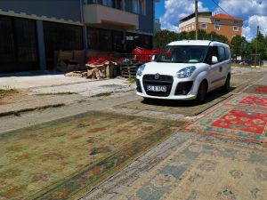 Araçların günlerce üzerinden geçtiği halılar değerine değer katıyor