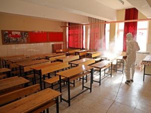 Akhisar Belediyesi, sınav öncesinde okulları dezenfekte etti