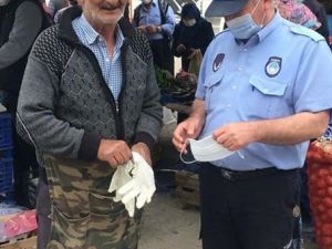 Dumlupınar pazarında eldiven ve maske dağıtıldı