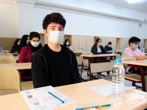 Milli Eğitim Bakanlığınca 8. sınıf öğrencilerine yönelik Liselere Geçiş Sistemi (LGS) kapsamındaki merkezi sınav saat 09.30’da başladı.