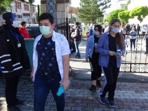 Korona virüs kapsamında öğrenci velileri okulların bahçesine de alınmadı