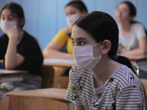 İzmir’de 70 bine yakın öğrenci sosyal mesafeli LGS sınavı için ter döktü