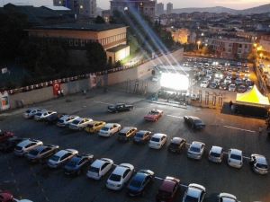 Çekmeköy’de açık havada arabalı sinema nostaljisi keyfi