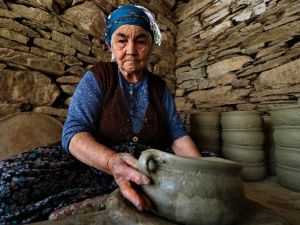 Bu mahalledekiler yüzlerce yıldır geçimlerini çömlek yaparak sağlıyor