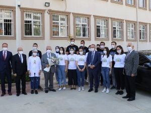 Gönüllü öğrenciler Hollanda’ya maske ihraç etti