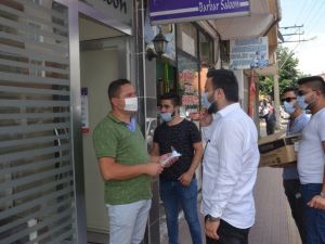 AK Gençlik maske dağıttı