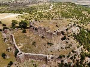 Manisa’da 800 yıllık tarihi kale yıllara meydan okuyor
