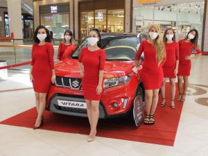 Her 100 liralık alışverişe verilen kuponlarla çekilişe katıldı, araba sahibi oldu