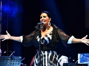 Nükhet Duru İzmirliler için söyledi
