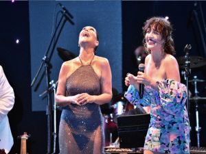 Hülya Avşar sahnelere geri döndü