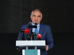 Bakan Ersoy, ‘Yürüyen Tiyatro Sahnesi’ni Erzincan’a uğurladı