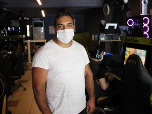 İnternet kafeler sosyal mesafe ve maske kuralıyla kapılarını açtı