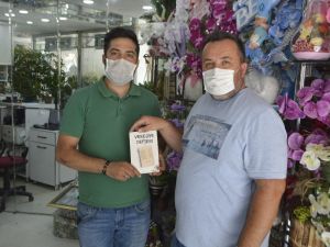 Çiçek alanlara şiir kitabı hediye ediyor