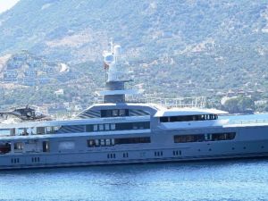 Rus milyarder Bodrum’a milyon dolarlık yat ile geldi, beach’i kapattı