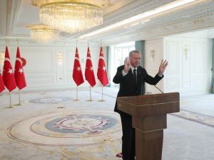 Cumhurbaşkanı Erdoğan: "Yeni dönemin parlayacak yıldızı olarak Türkiye gösteriliyor"