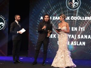 Makyaj Uzmanı Uğur Arslan’a Altın Zambak Ödülleri’nde ’Yılın En İyi Makyaj Sanatçısı’ ödülü