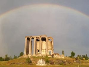 Aizanoi Antik Kenti’nin üzerinde ortaya çıkan gökkuşağı büyeledi