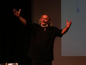 Hasret sona erdi, Kartal’da tiyatro perdeleri açıldı