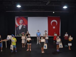 Kuşadası Belediye Tiyatrosu’nda sertifika heyecanı