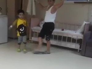 Korona virüsü yenen iki kardeşten zeybekli kutlama