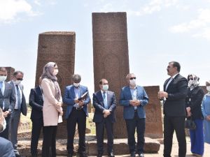 Bakan Yardımcısı Alparslan ve AK Parti Genel Başkan Yardımcısı Karaaslan Ahlat’ta