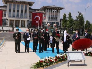Cumhurbaşkanı Erdoğan şehit yakınları ve gazilerle birlikte 15 Temmuz Şehitler Abidesi’ne çiçek bıraktı