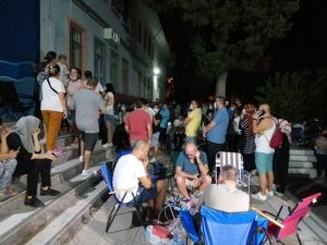 Veliler en iyi öğretmeni seçmek için geceden kuyruğa girdiler