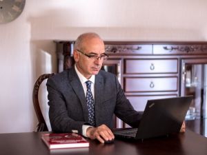 KBB Uzmanı Prof. Dr. Fuat Tosun’un "Endoskopik Sinüs ve Kafa Tabanı Cerrahi Atlası" piyasaya çıktı