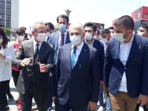 Binali Yıldırım "15 Temmuz Demokrasi Sergisi"ni gezdi