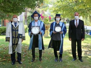 Tören sanal, sevinç gerçek