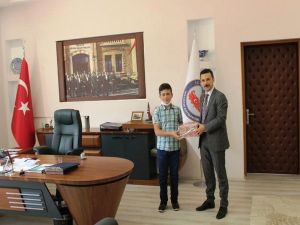 Kaymakam Karadağ, başarılı öğrenciyi ödüllendirdi