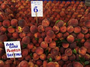 Tarlada 2 lira olan şeftali şehirde 3 katına satılıyor