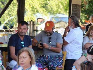 Şarkıcı Bora Gencer ünlü ressamın tablosunu almak için ter döktü