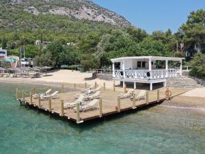 Lüks oteller yüksek tedbirlerle kapılarını açıyor