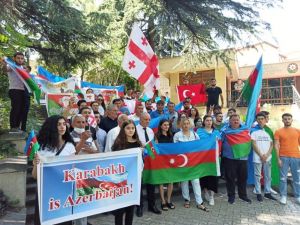Azerbaycan’ın Tiflis Büyükelçiliği önünde Ermenistan protestosu