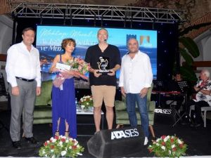 Ünlü tiyatrocu Levent Üzümcü, “ Ay Işığı Sohbetleri ve Müzik “ etkinliğine konuk oldu