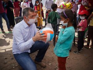 Bakan Selçuk’tan tarladaki çocuklara sürpriz ziyaret