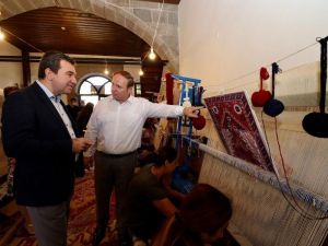 Bergama’nın el dokuması halıları dile gelecek