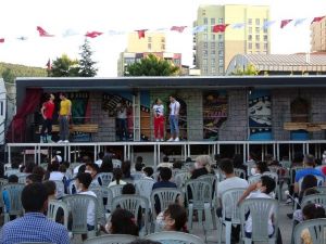 Sanat tırı, tiyatroyu sanatsever Sancaktepelilerin ayağına götürüyor