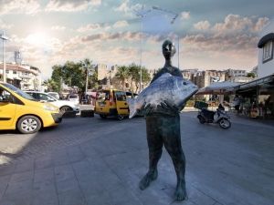 Kuşadası Balıkçılar Meydanı’nı bronz heykeller süslemeye başladı