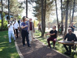 Minik müzisyenlerden Orhan Gencebay’a duygulandıran sürpriz