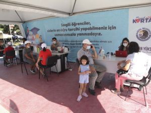 Kartal Belediyesi LGS Tercihleri süresinde öğrencilerin yanında